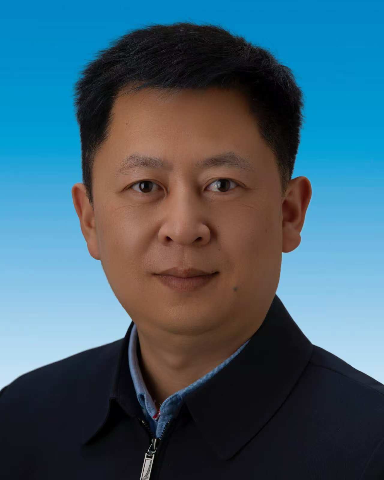 郑桂彬 党组成员、四级调研员